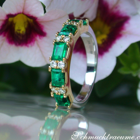 Stattlicher Smaragd Ring mit Brillanten in Bicolor Fertigung