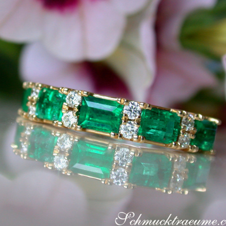Stattlicher Smaragd Ring mit Brillanten in Bicolor Fertigung