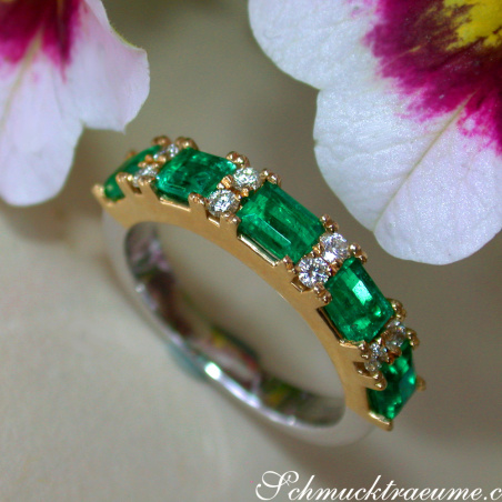 Stattlicher Smaragd Ring mit Brillanten in Bicolor Fertigung