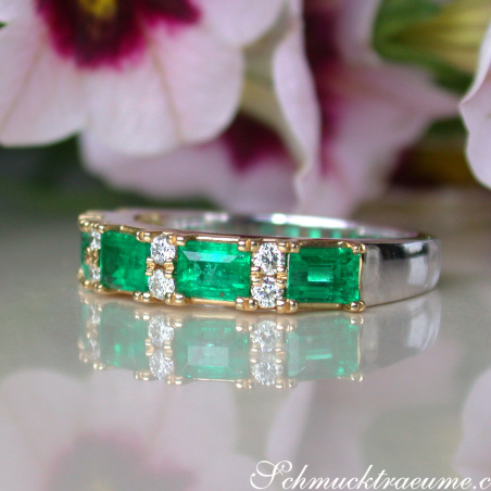 Stattlicher Smaragd Ring mit Brillanten in Bicolor Fertigung