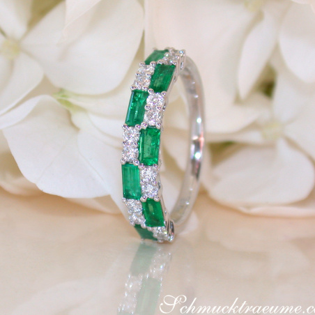 Exquisiter Bandring mit Smaragden und Brillanten