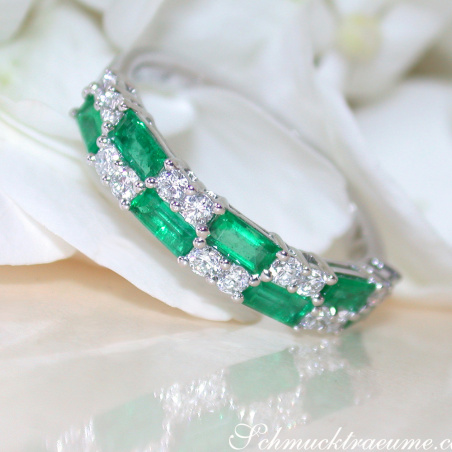 Exquisiter Bandring mit Smaragden und Brillanten