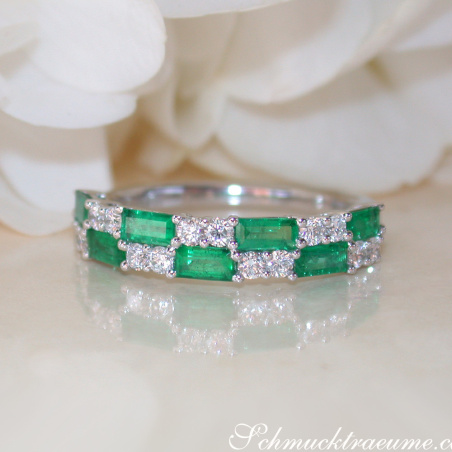 Exquisiter Bandring mit Smaragden und Brillanten