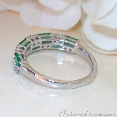 Exquisiter Bandring mit Smaragden und Brillanten