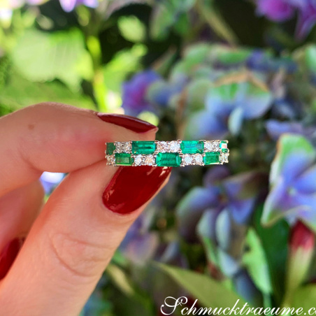 Exquisiter Bandring mit Smaragden und Brillanten