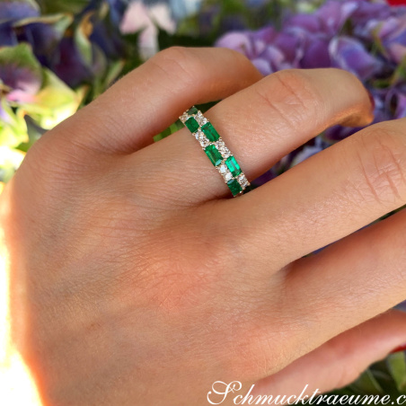 Exquisiter Bandring mit Smaragden und Brillanten