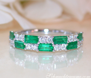 Exquisiter Bandring mit Smaragden und Brillanten