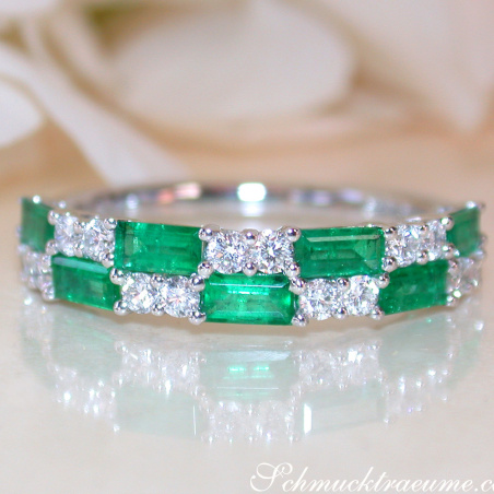 Exquisiter Bandring mit Smaragden und Brillanten