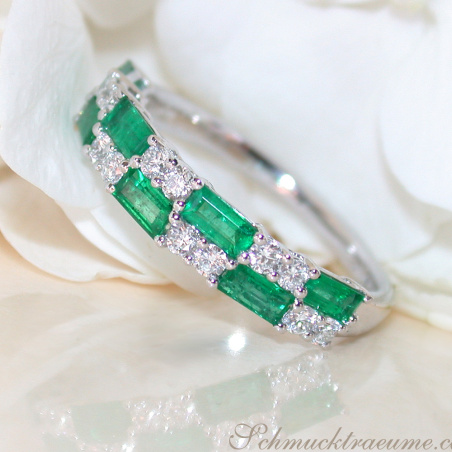 Exquisiter Bandring mit Smaragden und Brillanten