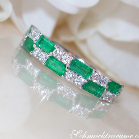 Exquisiter Bandring mit Smaragden und Brillanten