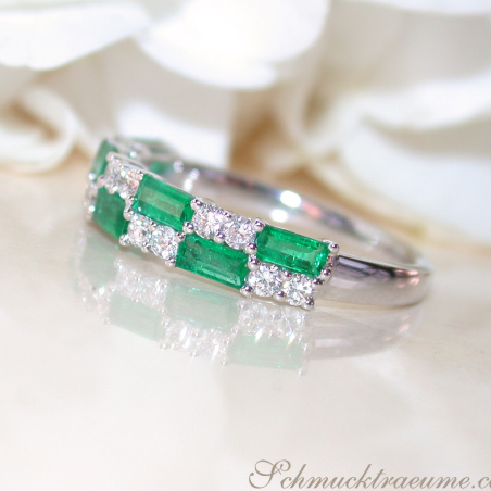 Exquisiter Bandring mit Smaragden und Brillanten