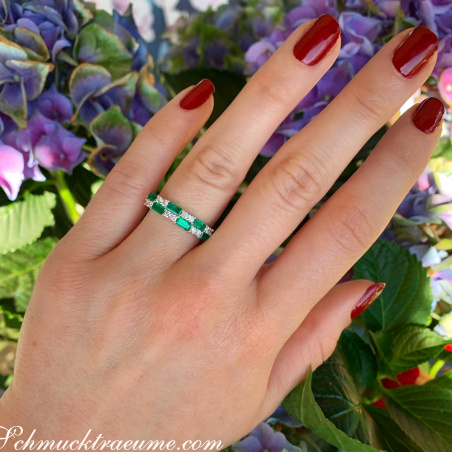 Exquisiter Bandring mit Smaragden und Brillanten