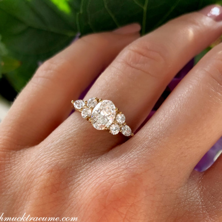 Femininer Diamant Solitär Ring im Ovalschliff