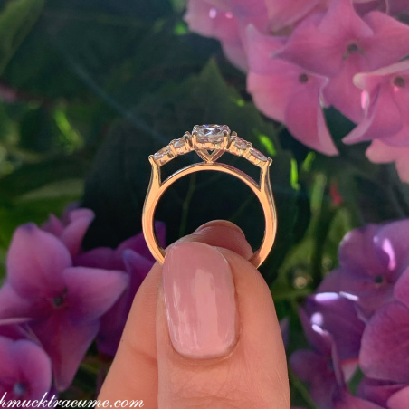 Femininer Diamant Solitär Ring im Ovalschliff