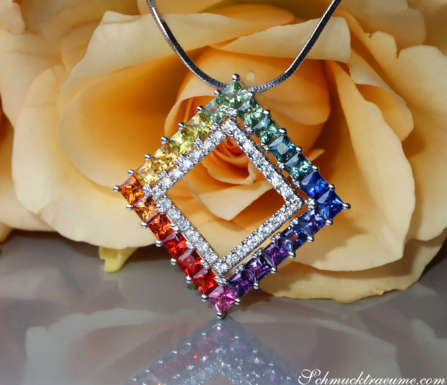 Regenbogen Saphir Anhänger mit Brillanten Regenbogen Saphir Anhänger mit Brillanten