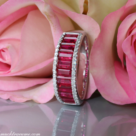 Bildschöner Rubin Baguette Ring mit Brillanten