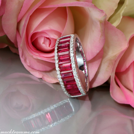 Bildschöner Rubin Baguette Ring mit Brillanten