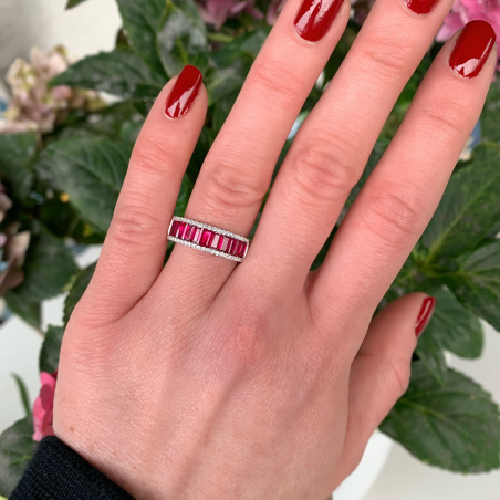 Bildschöner Rubin Baguette Ring mit Brillanten
