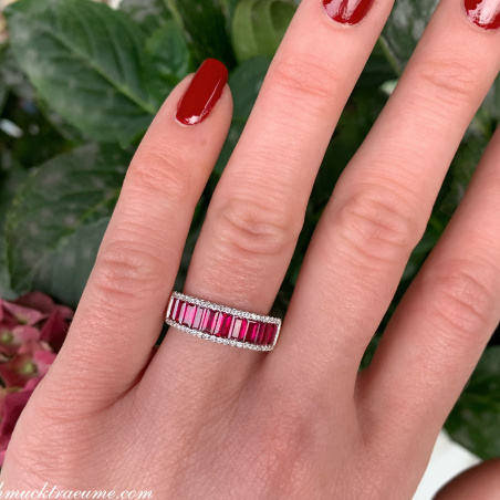 Bildschöner Rubin Baguette Ring mit Brillanten