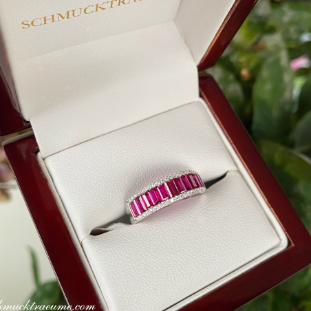 Bildschöner Rubin Baguette Ring mit Brillanten