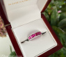 Bildschöner Rubin Baguette Ring mit Brillanten