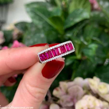 Bildschöner Rubin Baguette Ring mit Brillanten