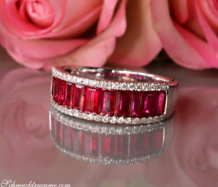 Bildschöner Rubin Baguette Ring mit Brillanten