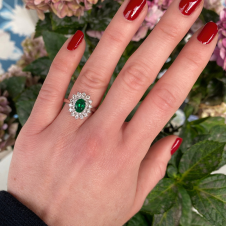 Prachtvoller Smaragd Ring "Entourage"