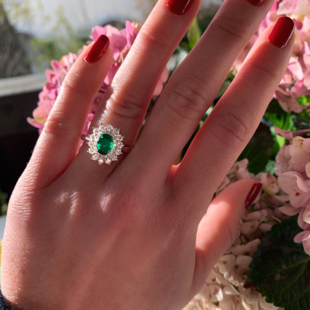 Prachtvoller Smaragd Ring "Entourage"