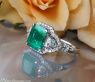 Luxuriöser Ring mit kolumbianischem Smaragd und Diamant Herzen (Muzo)