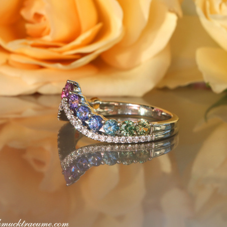 Raffinierter Regenbogen Saphir Ring mit Brillanten