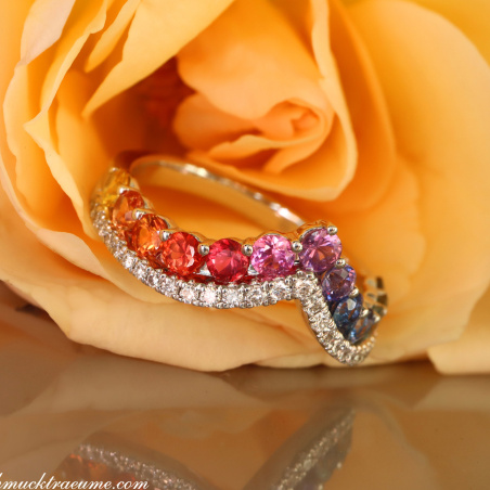 Raffinierter Regenbogen Saphir Ring mit Brillanten