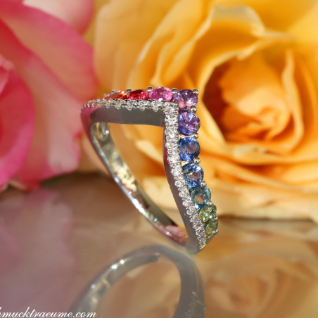 Raffinierter Regenbogen Saphir Ring mit Brillanten