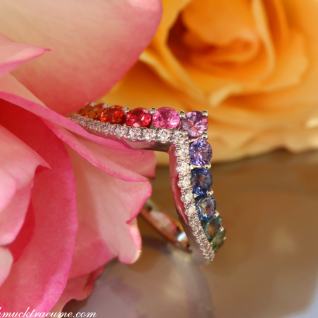 Raffinierter Regenbogen Saphir Ring mit Brillanten