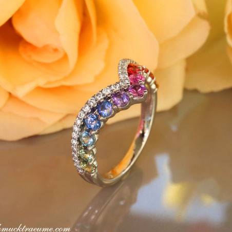 Raffinierter Regenbogen Saphir Ring mit Brillanten