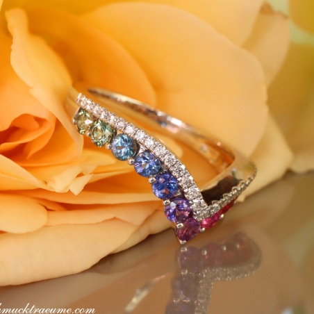 Raffinierter Regenbogen Saphir Ring mit Brillanten