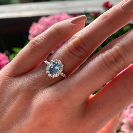 Zeitlos eleganter Aquamarin Ring mit Brillanten
