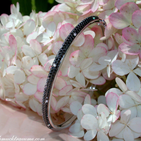Armreif mit schwarzen Diamanten