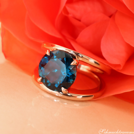 Auffallender Blautopas Ring „Blue Minimalism“