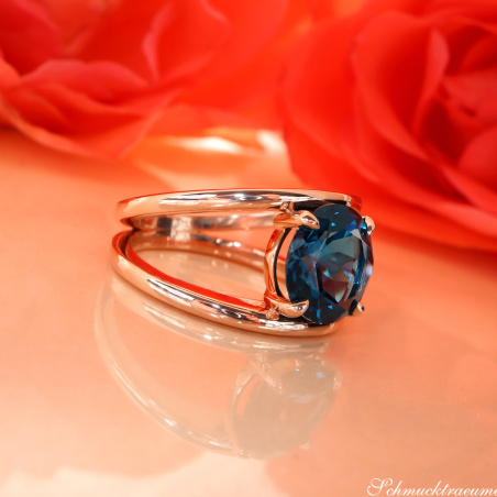 Auffallender Blautopas Ring „Blue Minimalism“