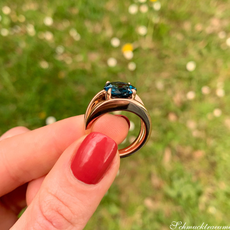 Auffallender Blautopas Ring „Blue Minimalism“
