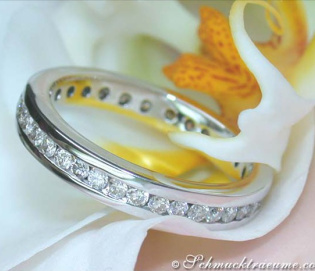 Pretty Diamond Eternity Ring in White gold 18k
