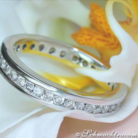 Pretty Diamond Eternity Ring in White gold 18k