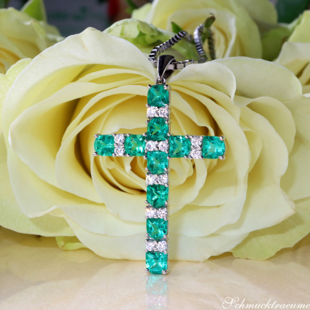 Smaragd Kreuz Anhänger mit Brillanten