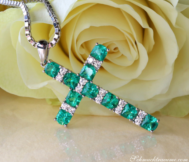 Smaragd Kreuz Anhänger mit Brillanten