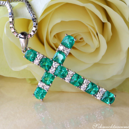 Smaragd Kreuz Anhänger mit Brillanten