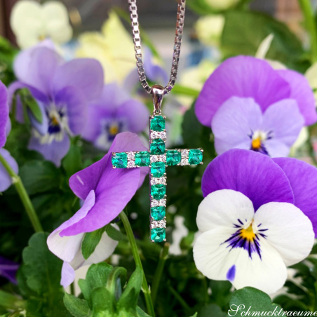 Smaragd Kreuz Anhänger mit Brillanten