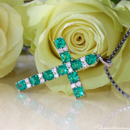Smaragd Kreuz Anhänger mit Brillanten