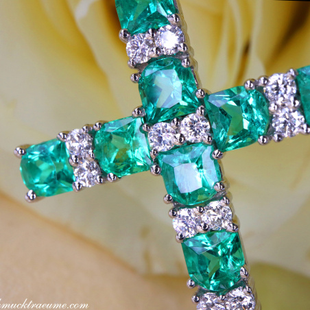 Smaragd Kreuz Anhänger mit Brillanten