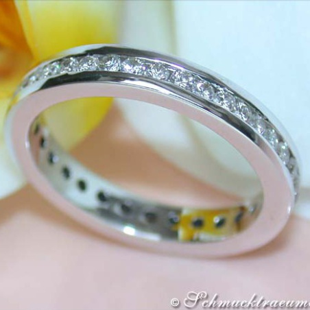 Pretty Diamond Eternity Ring in White gold 18k